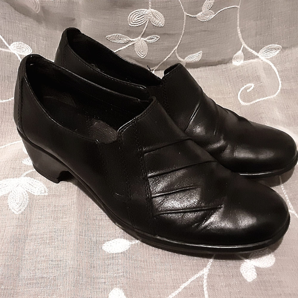 Clarks pleated Leather Loafers Low Heels
